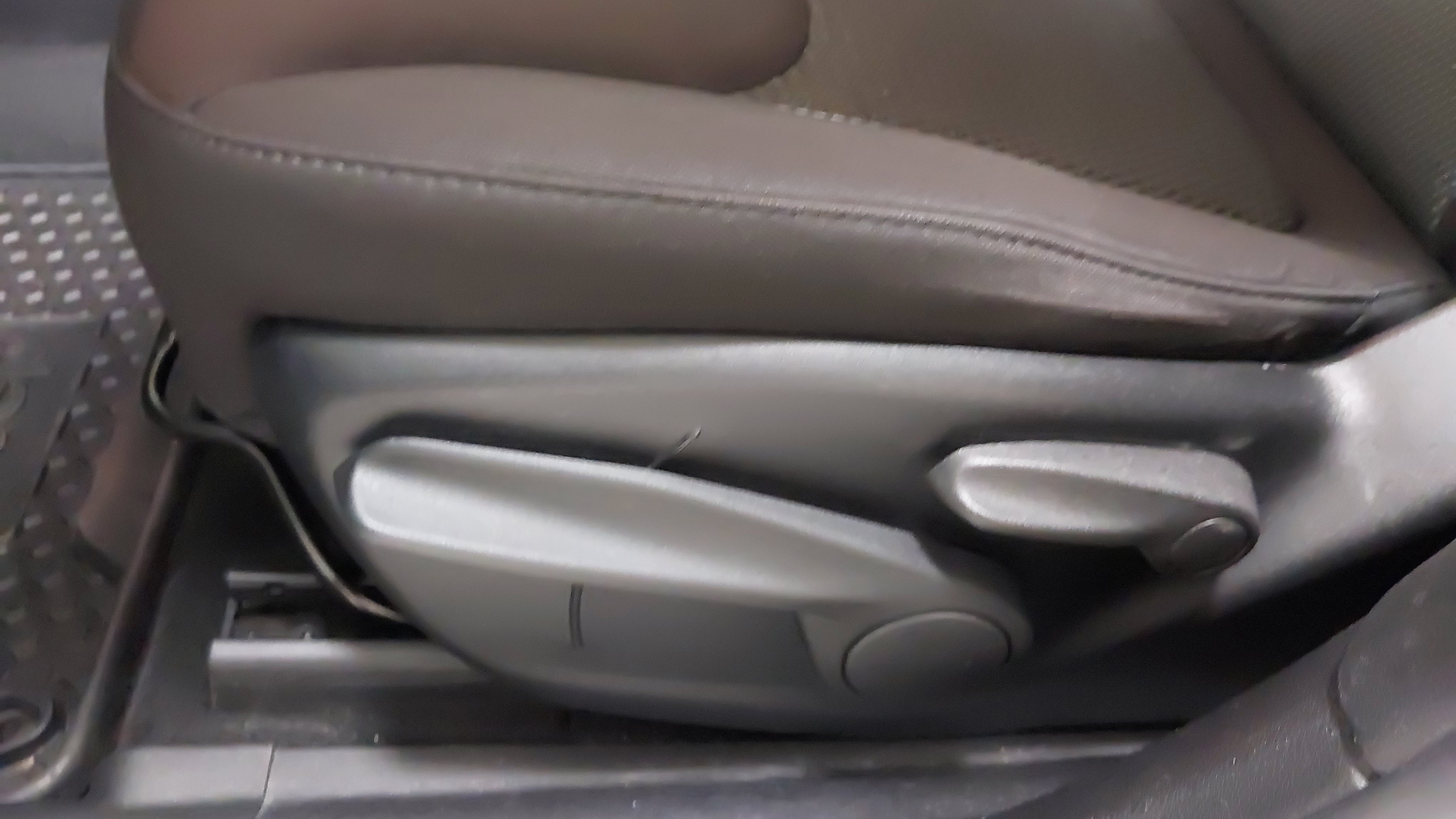 Used 2019 Jeep Cherokee Latitude w/ Cold Weather Group AWD/4WD image 22