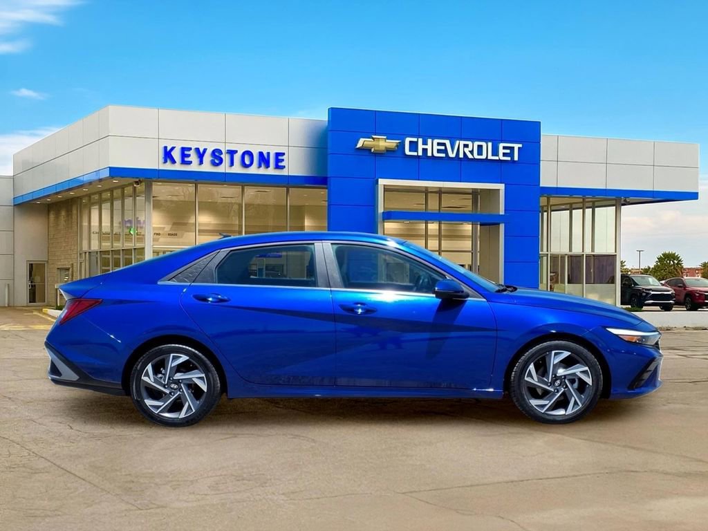 Used 2025 Hyundai Elantra Limited FWD image 8