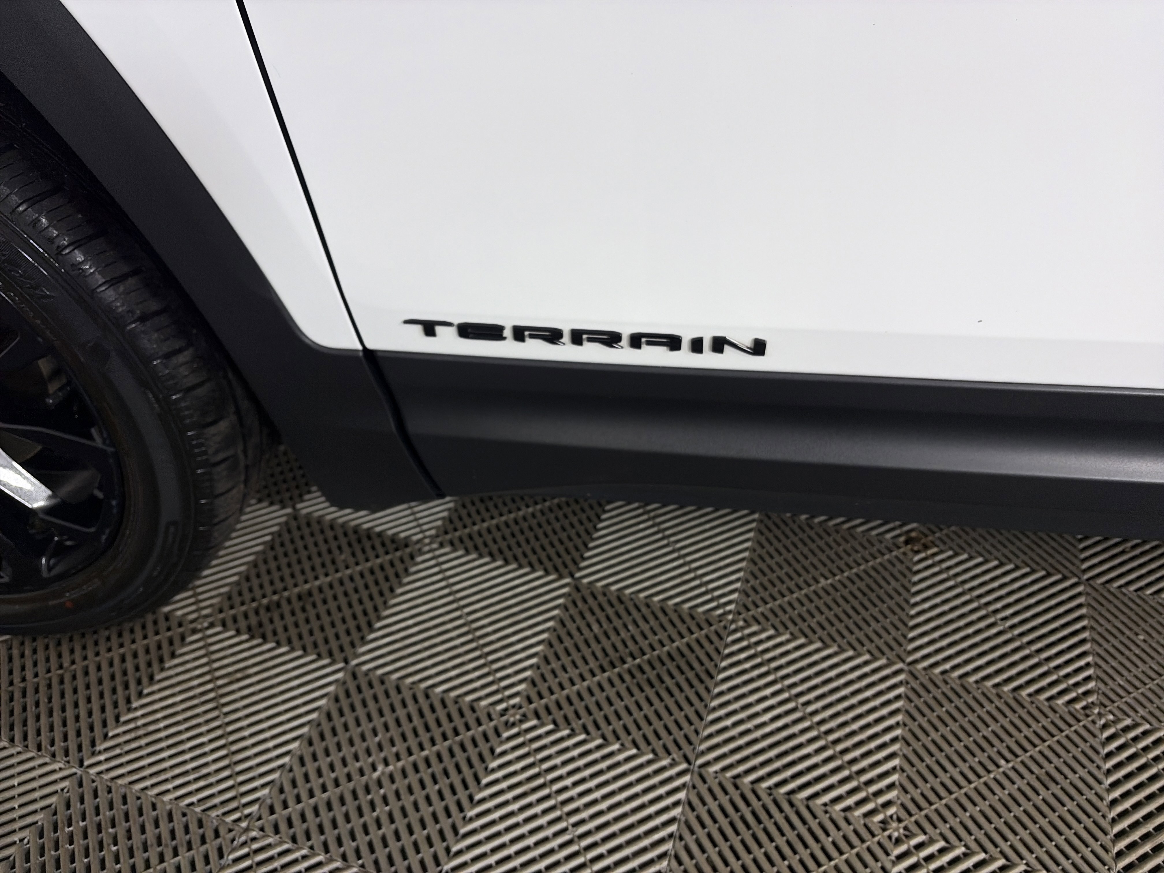 Used 2023 GMC Terrain SLE w/ Driver Convenience Package image 18