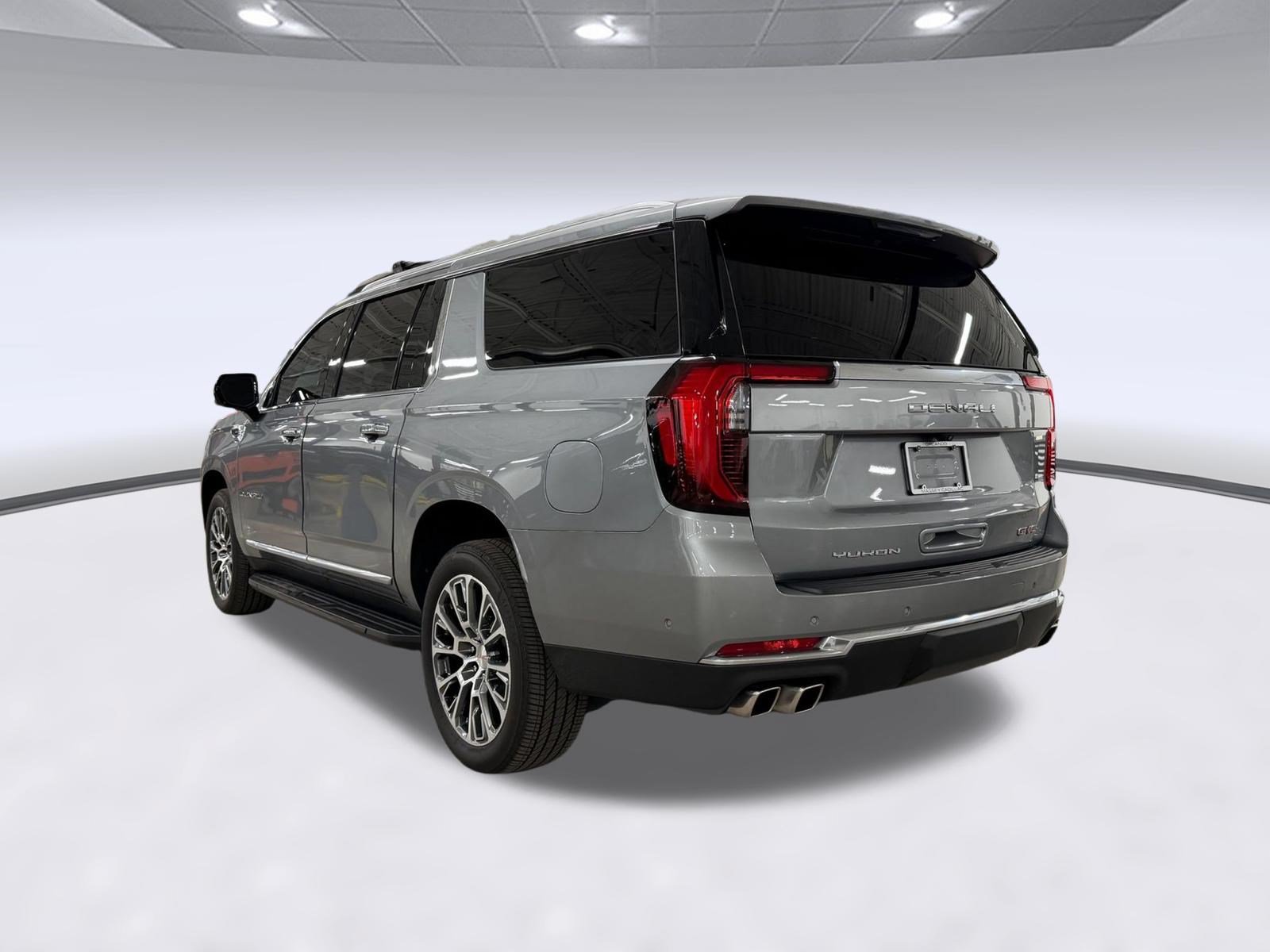 Used 2025 GMC Yukon XL Denali AWD/4WD image 3