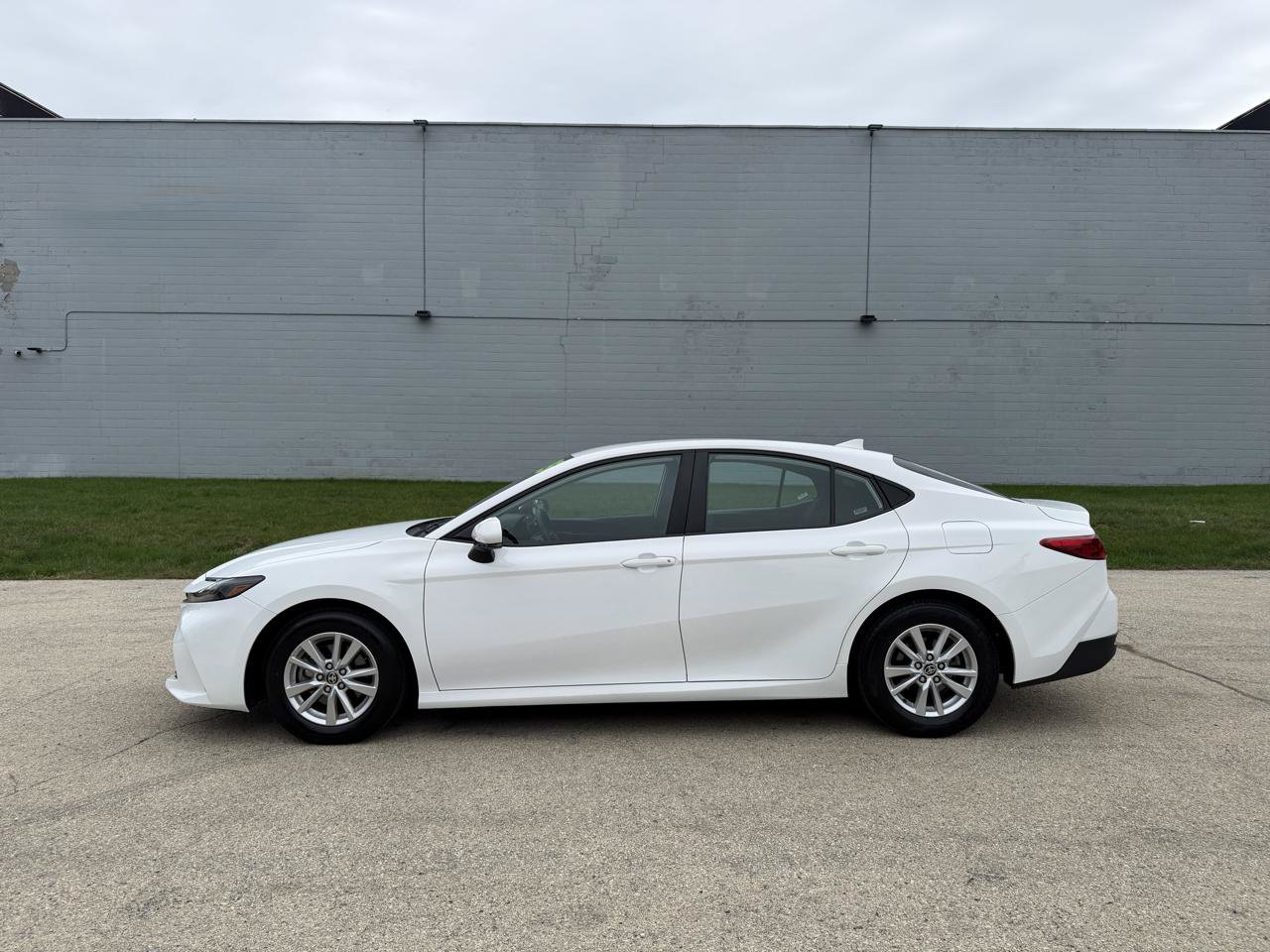 Used 2025 Toyota Camry LE FWD image 4