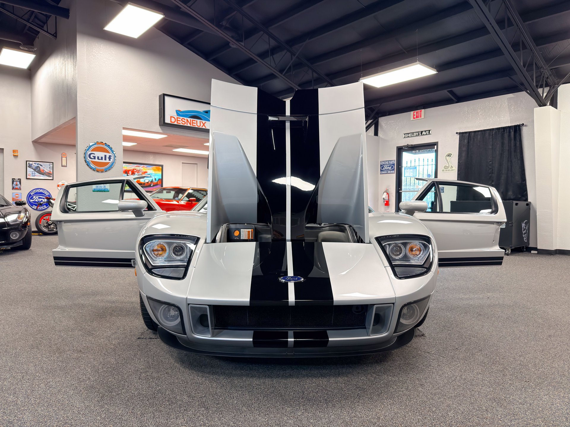 Used 2005 Ford GT RWD image 11