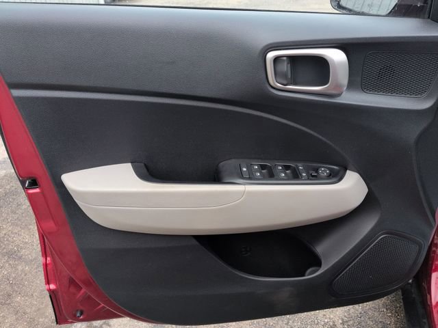 Used 2024 Hyundai Venue SEL image 24