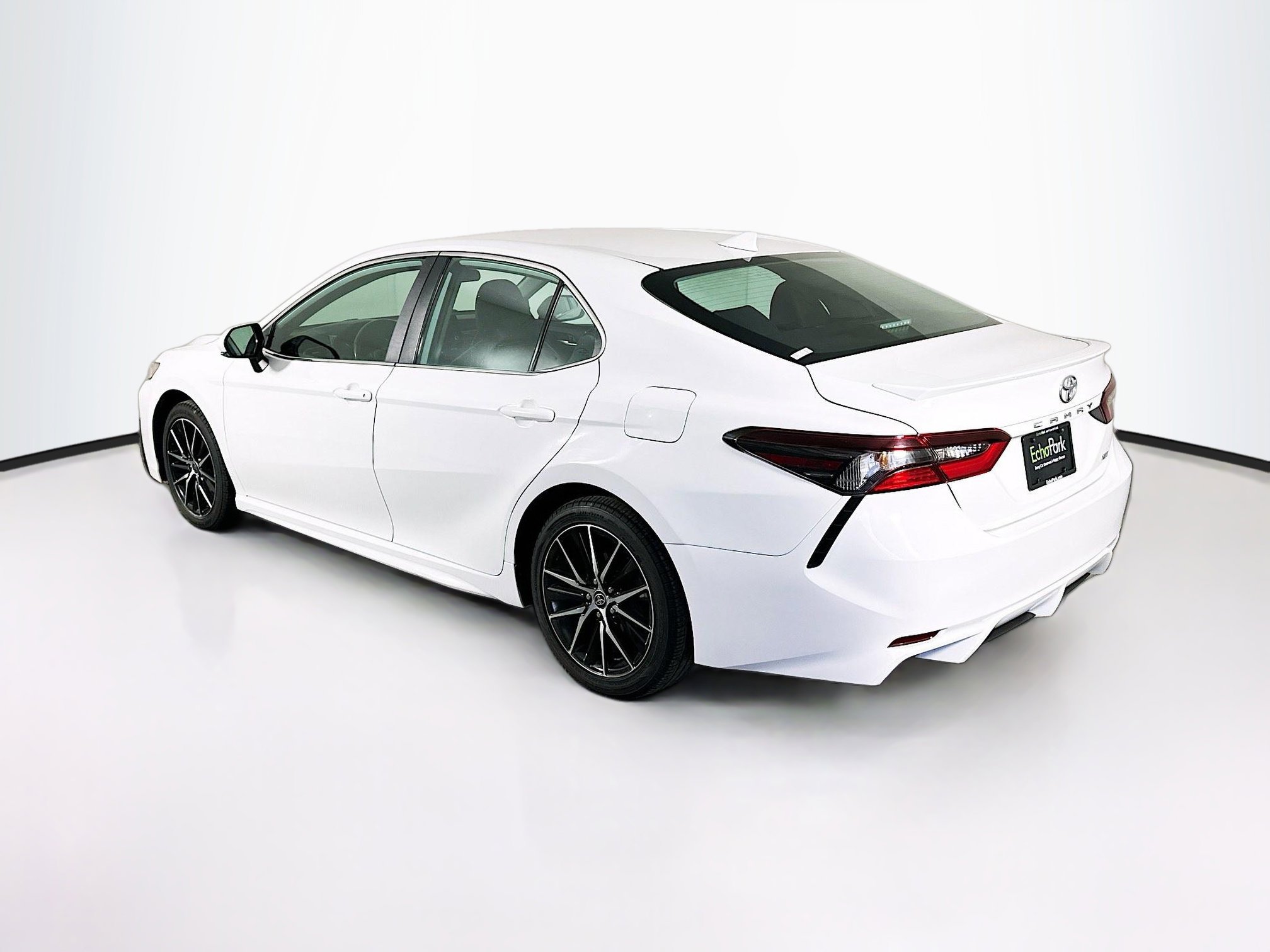 Used 2023 Toyota Camry SE image 5