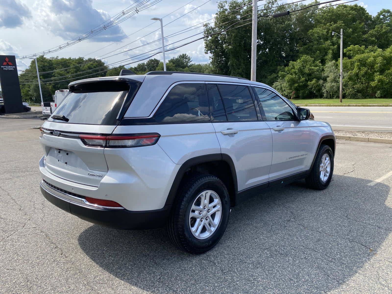 Certified 2023 Jeep Grand Cherokee Laredo AWD/4WD image 3