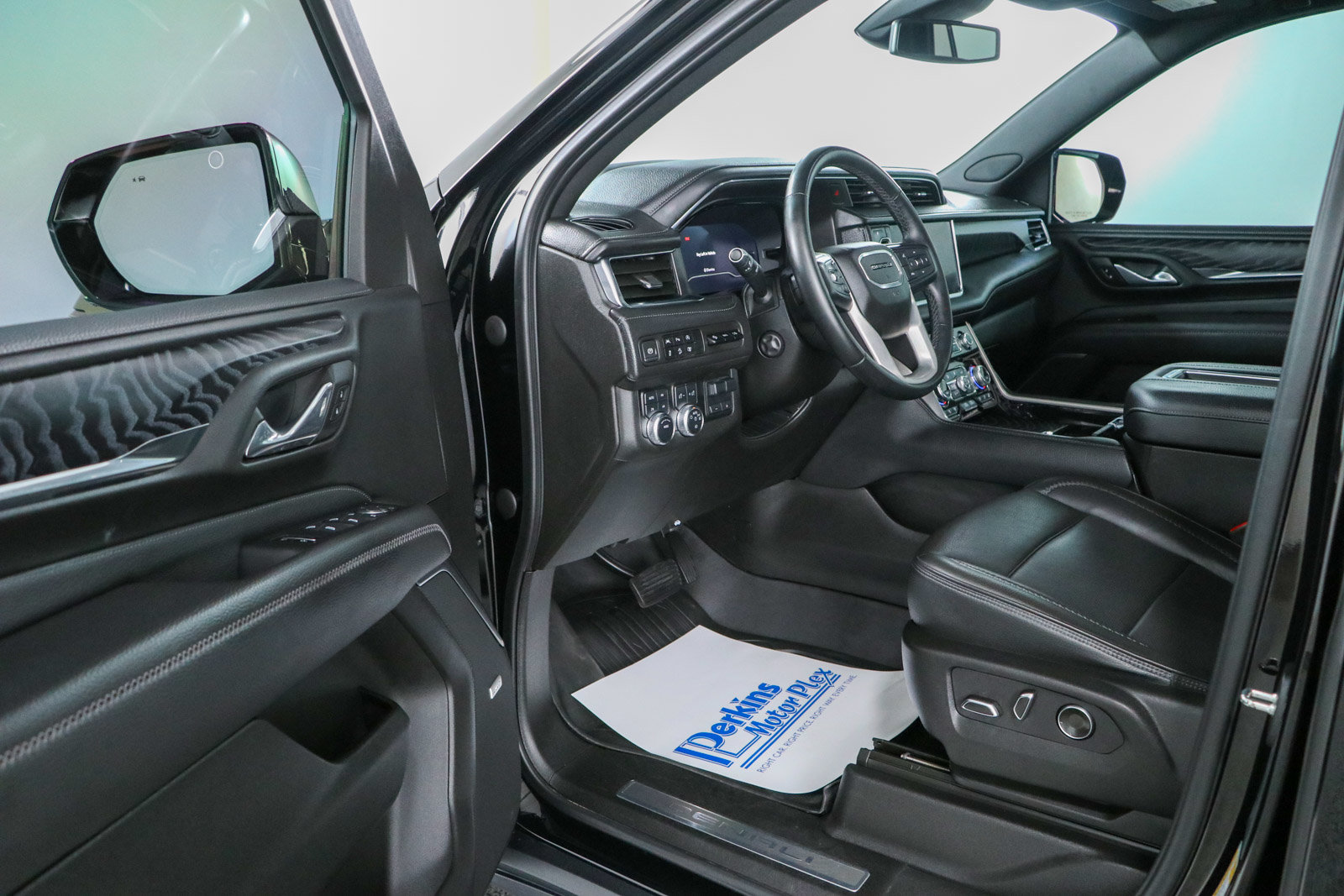 Used 2023 GMC Yukon Denali AWD/4WD image 3