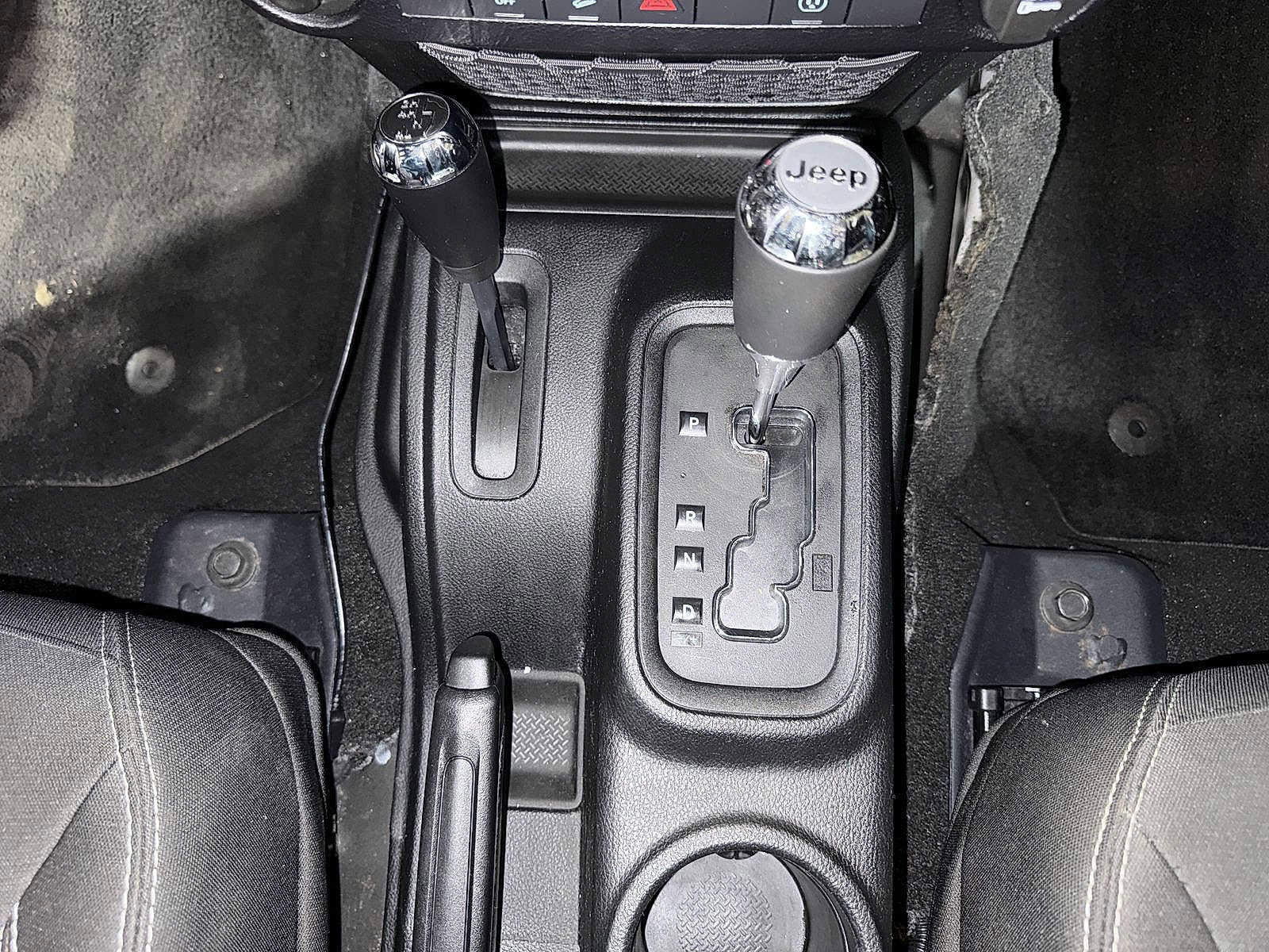 Used 2016 Jeep Wrangler Unlimited Sahara w/ Connectivity Group AWD/4WD image 28