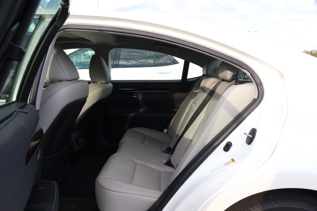 Used 2014 Lexus ES 350 w/ Ultra Luxury Package FWD image 35