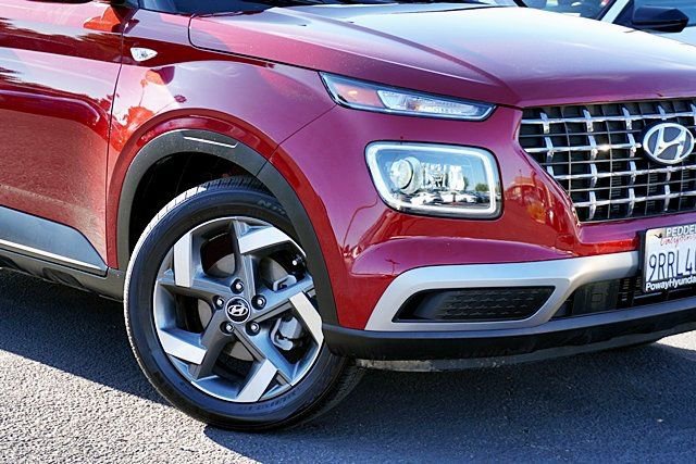Certified 2025 Hyundai Venue Limited FWD image 4