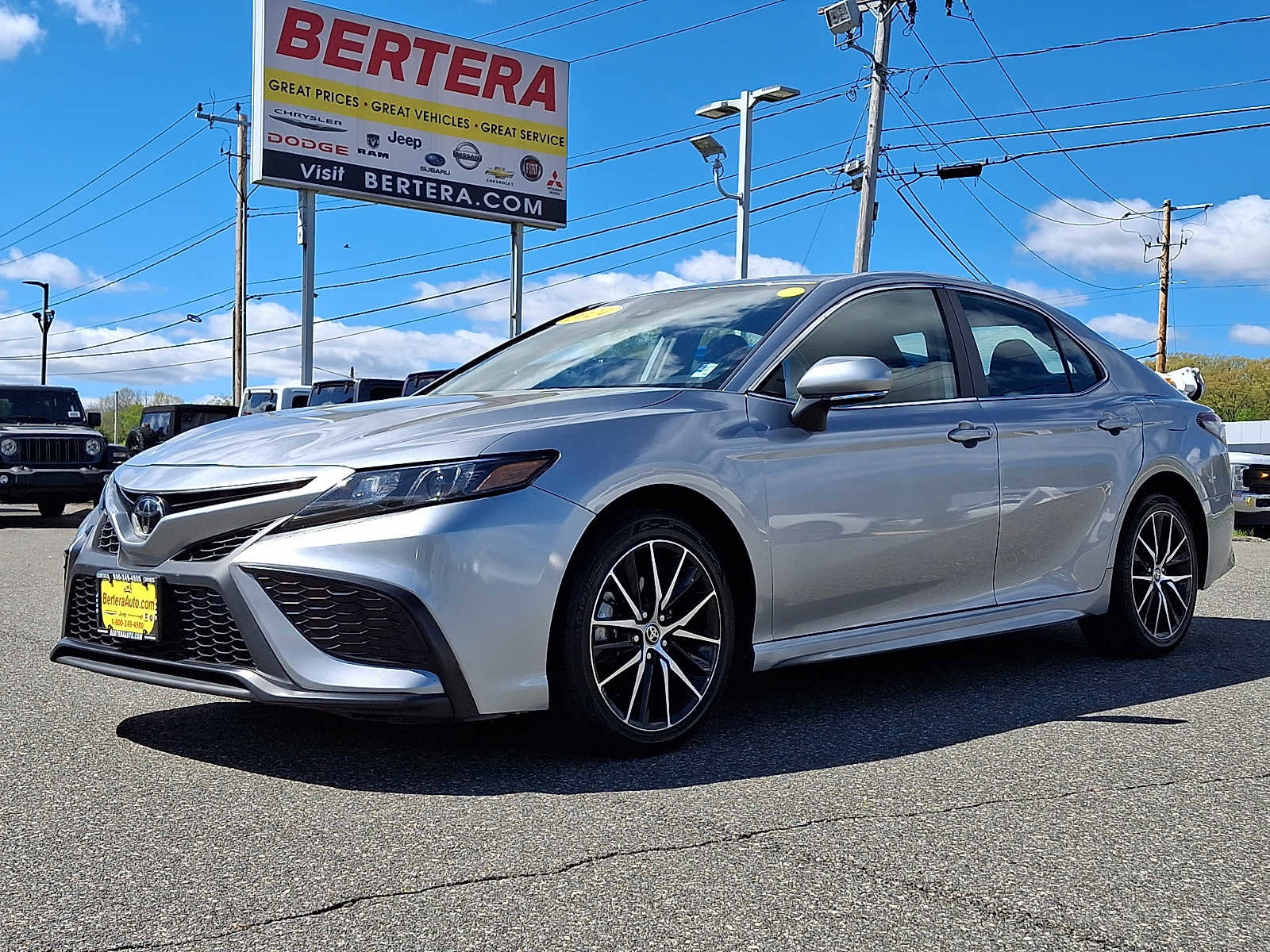 Used 2024 Toyota Camry SE FWD image 3