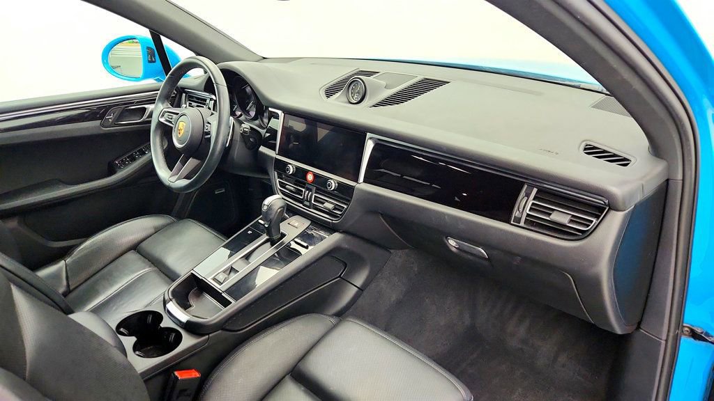Used 2022 Porsche Macan w/ Premium Package Plus image 23