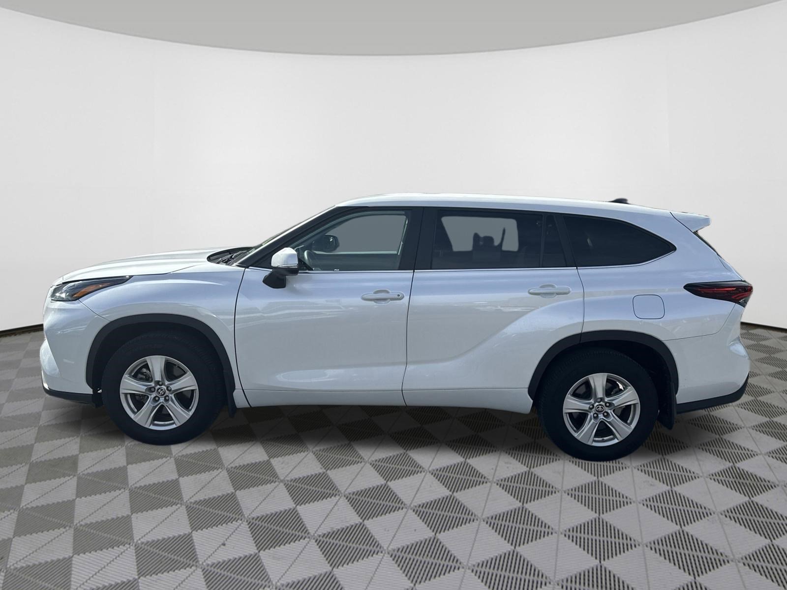 Used 2024 Toyota Highlander LE AWD/4WD image 4
