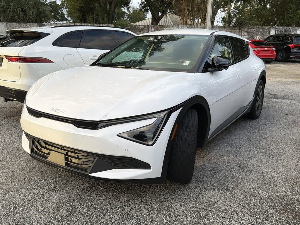 Certified 2025 Kia EV6 Light w/ Light LR Technology Package image 3