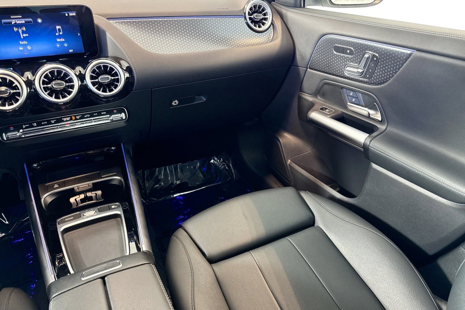 Used 2025 Mercedes-Benz GLA 250 4MATIC w/ Winter Package image 21