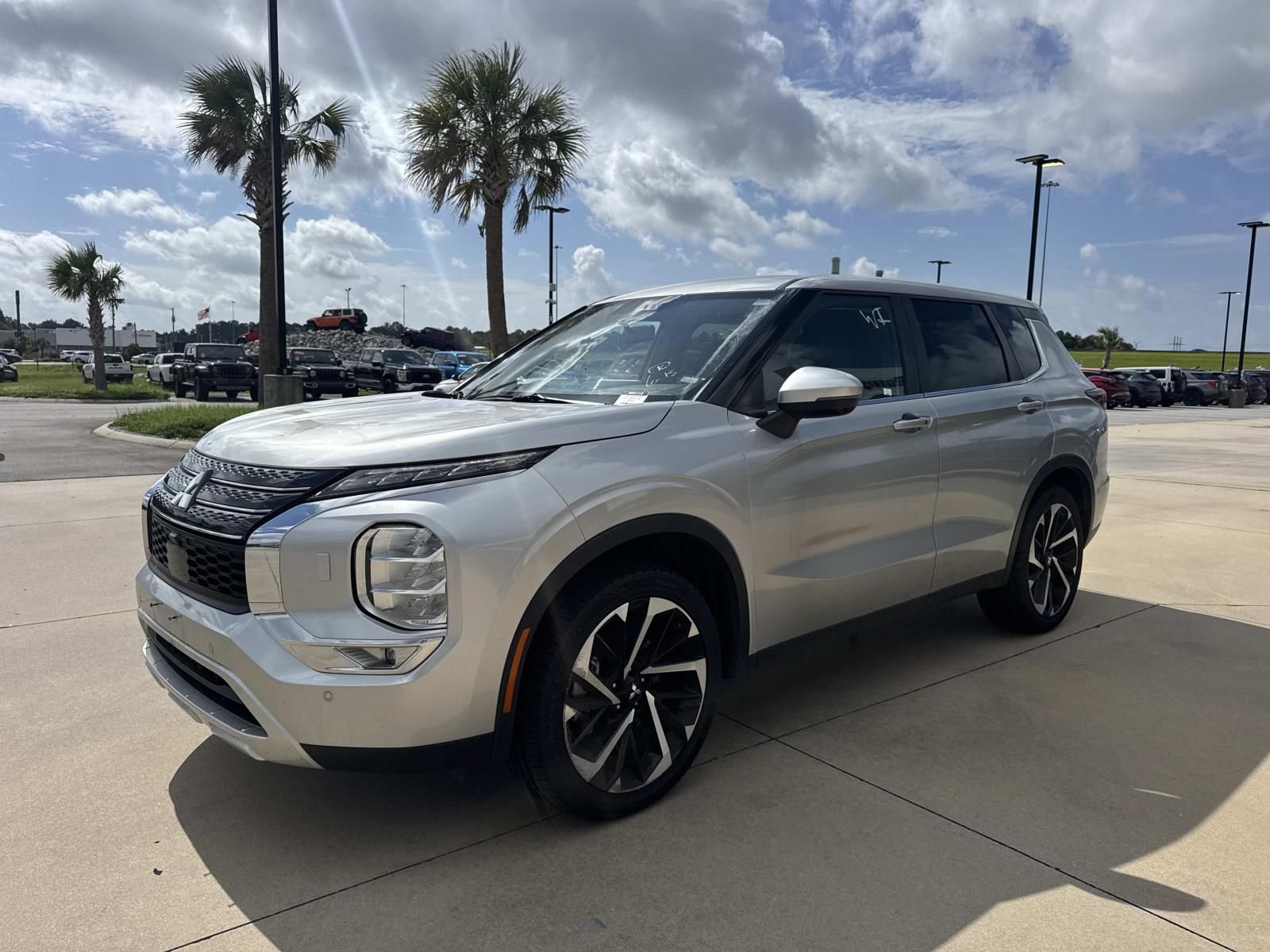 Used 2024 Mitsubishi Outlander SE AWD/4WD image 3