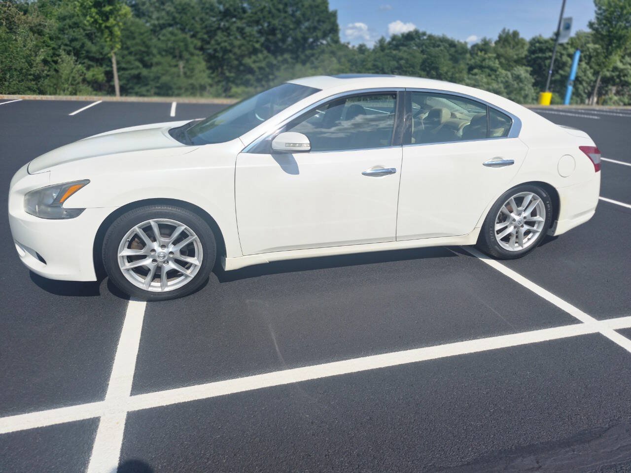 Used 2010 Nissan Maxima 3.5 SV w/ Cold Pkg FWD image 3