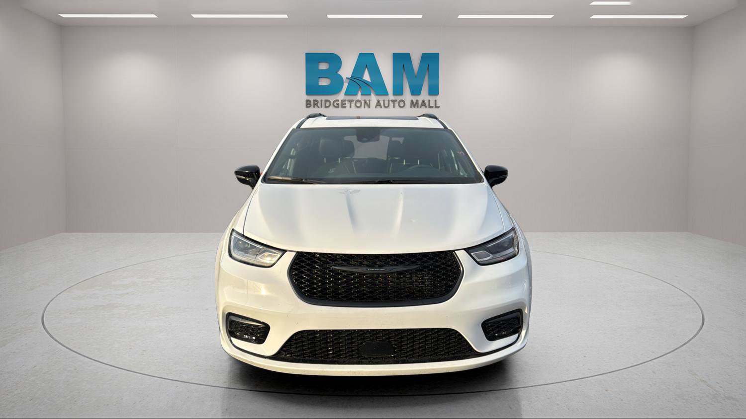 Used 2025 Chrysler Pacifica Limited image 2