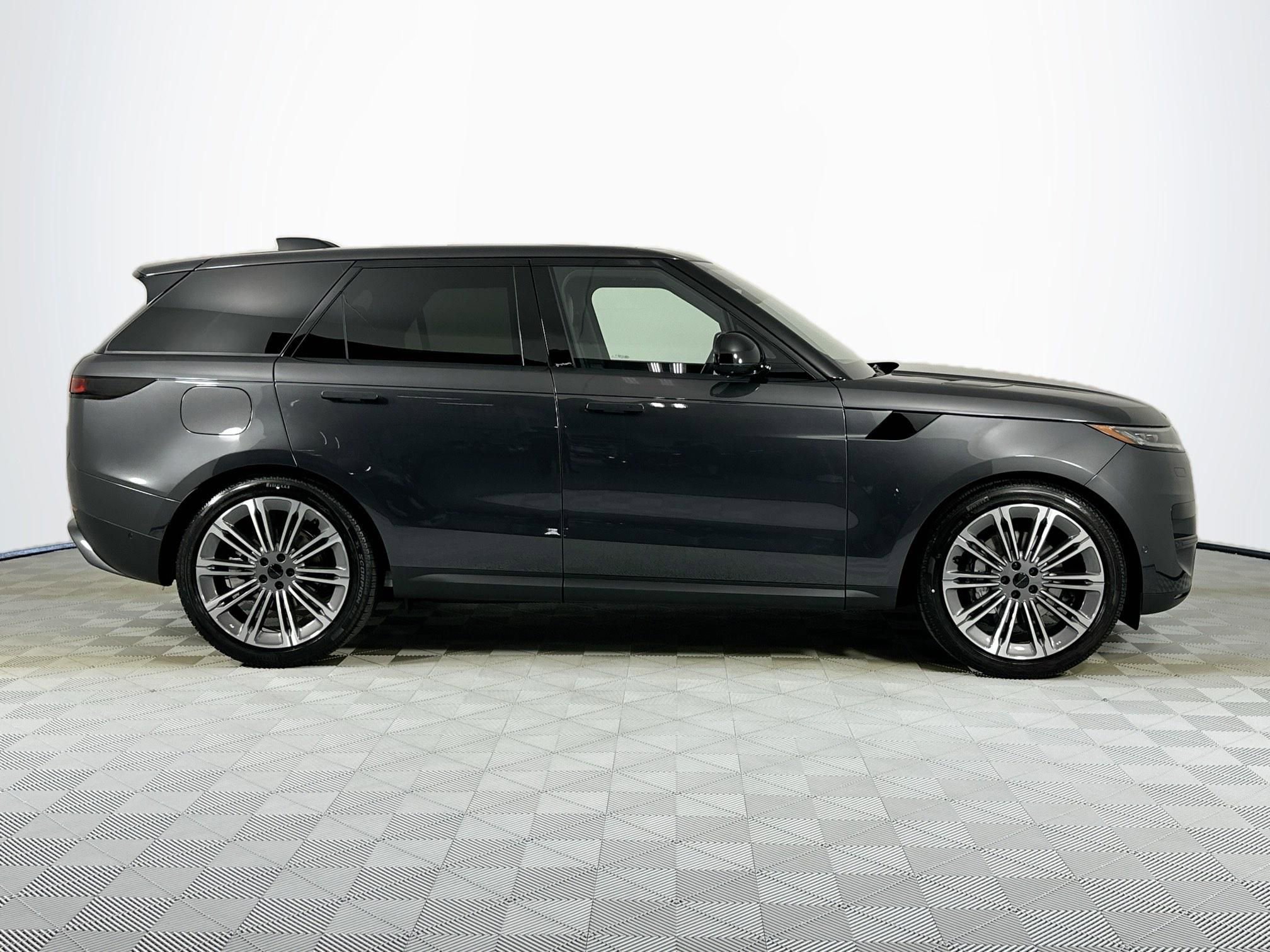 Used 2026 Land Rover Range Rover Sport SE image 4