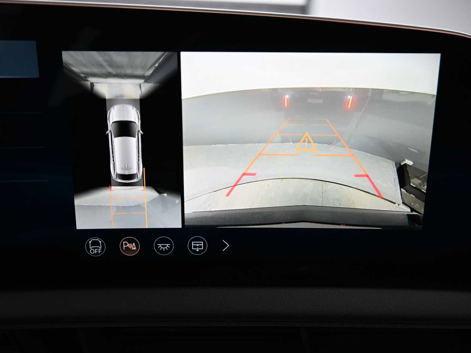 New 2025 Cadillac Optiq Sport 2 w/ LPO, ONYX Package image 16