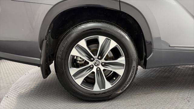 Used 2021 Toyota Highlander XLE AWD/4WD image 32