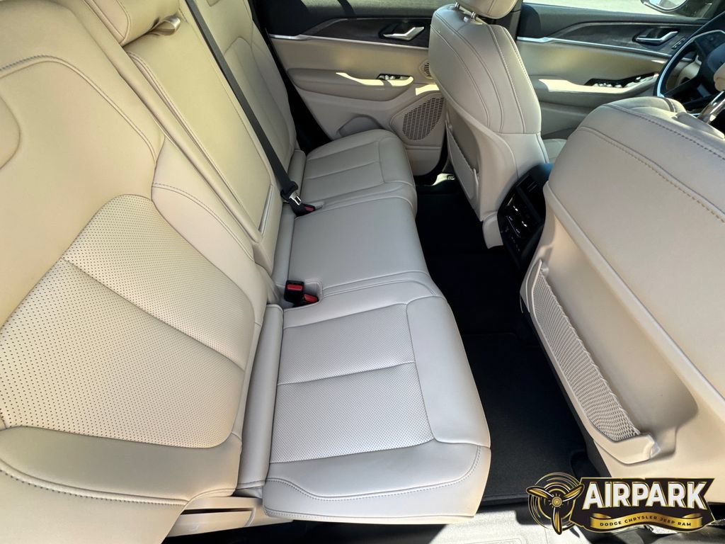 New 2026 Jeep Grand Cherokee Limited w/ Luxury Tech Group II AWD/4WD image 14
