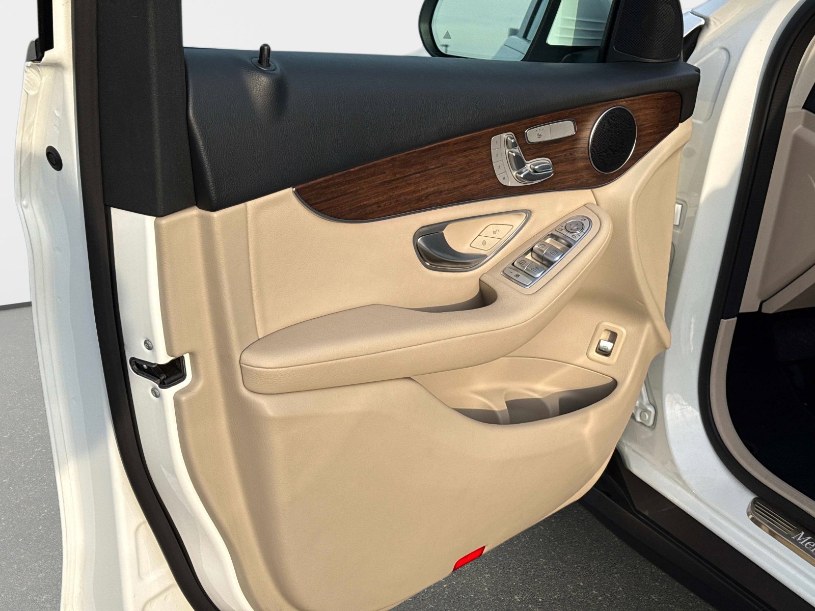 Used 2022 Mercedes-Benz GLC 300 4MATIC w/ Premium Package Lite image 20