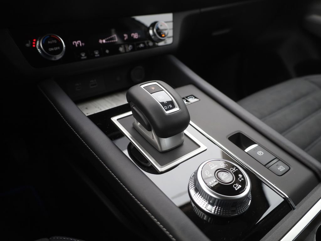 New 2025 Mitsubishi Outlander SE image 34