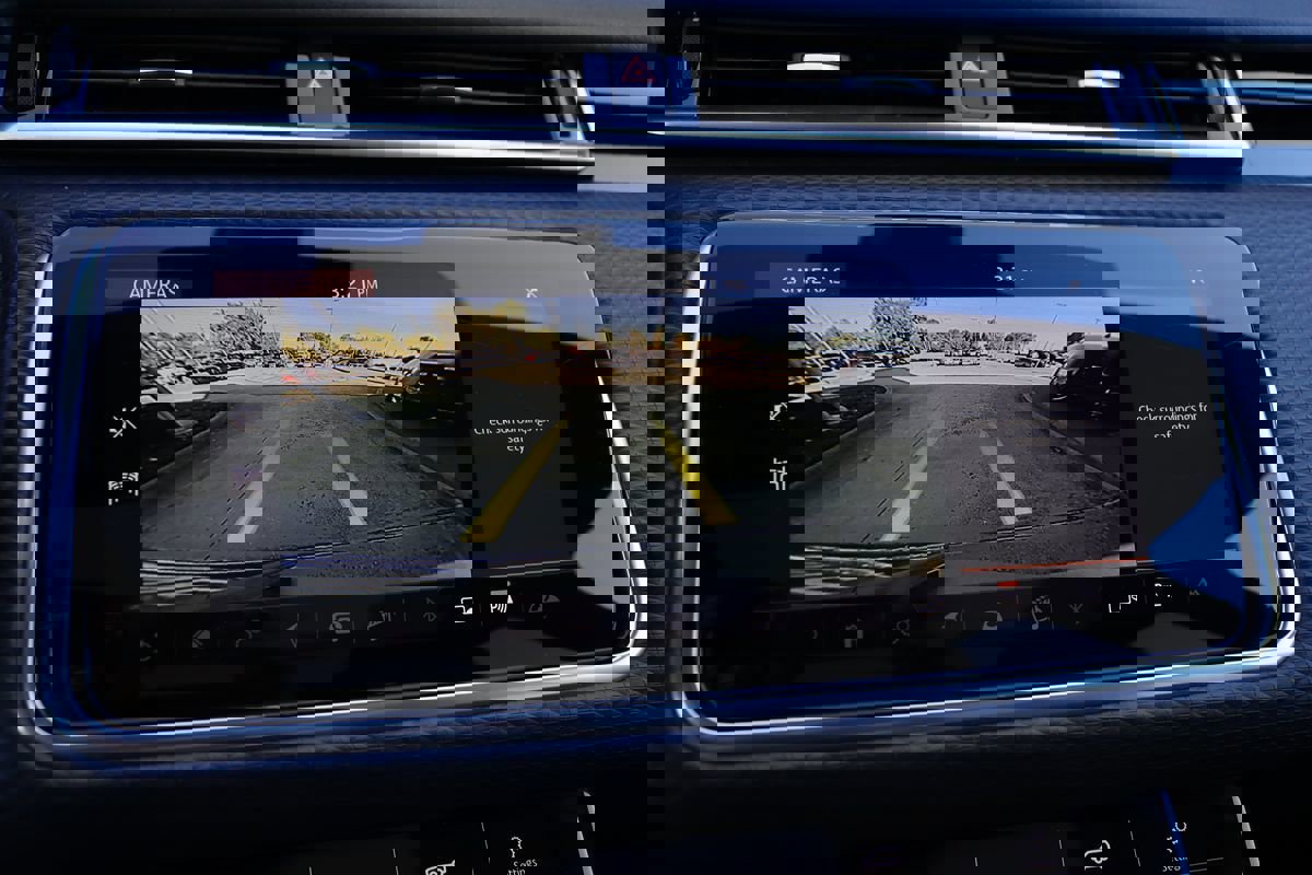 Used 2018 Land Rover Range Rover Velar R-Dynamic SE image 24