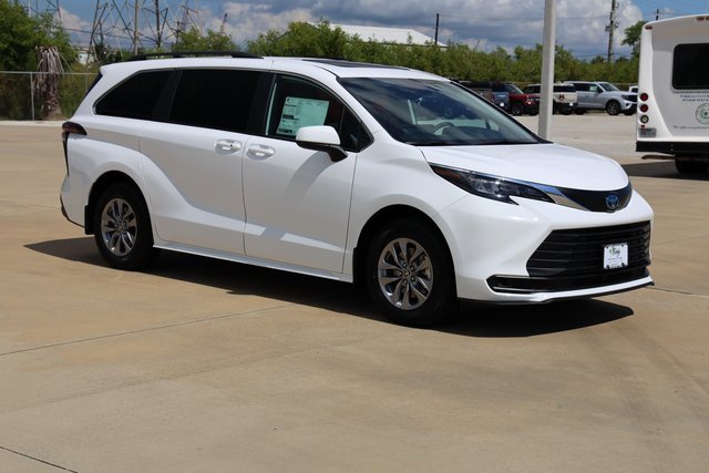 New 2025 Toyota Sienna LE