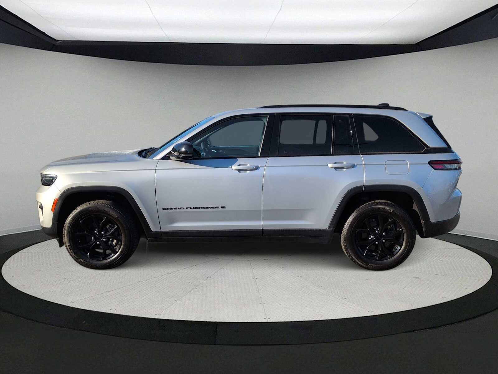 Used 2024 Jeep Grand Cherokee Altitude image 5