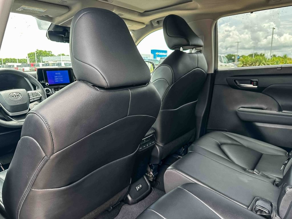 Used 2023 Toyota Highlander XLE AWD/4WD image 18