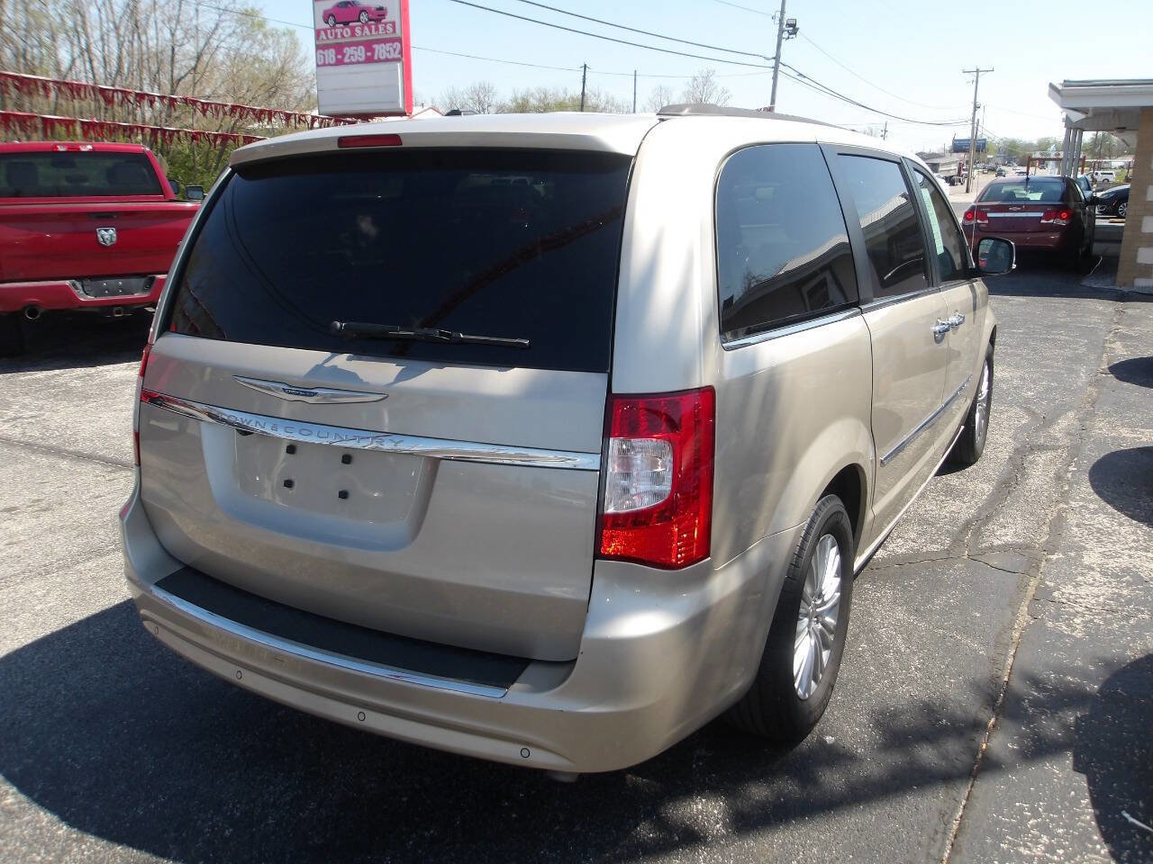 Used 2015 Chrysler Town & Country Touring-L w/ Driver Convenience Group image 7