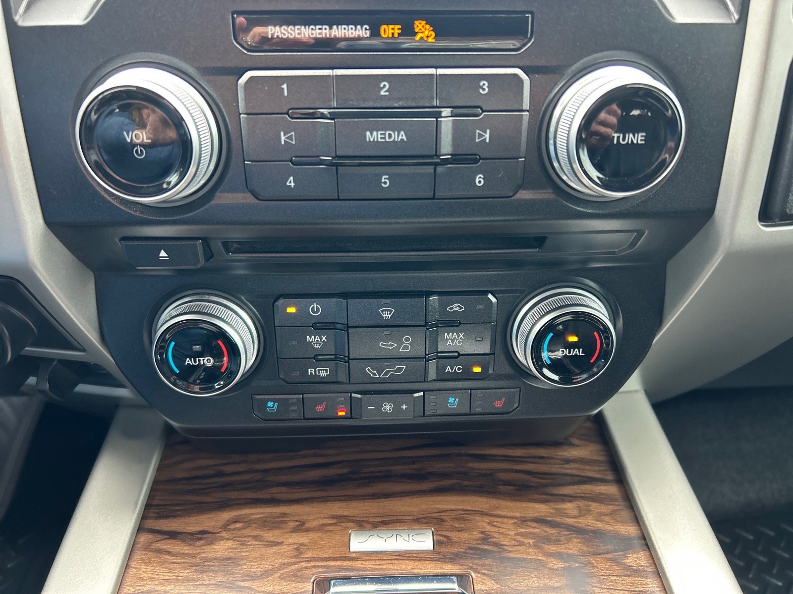 Used 2018 Ford F150 Lariat w/ Equipment Group 502A Luxury AWD/4WD image 32