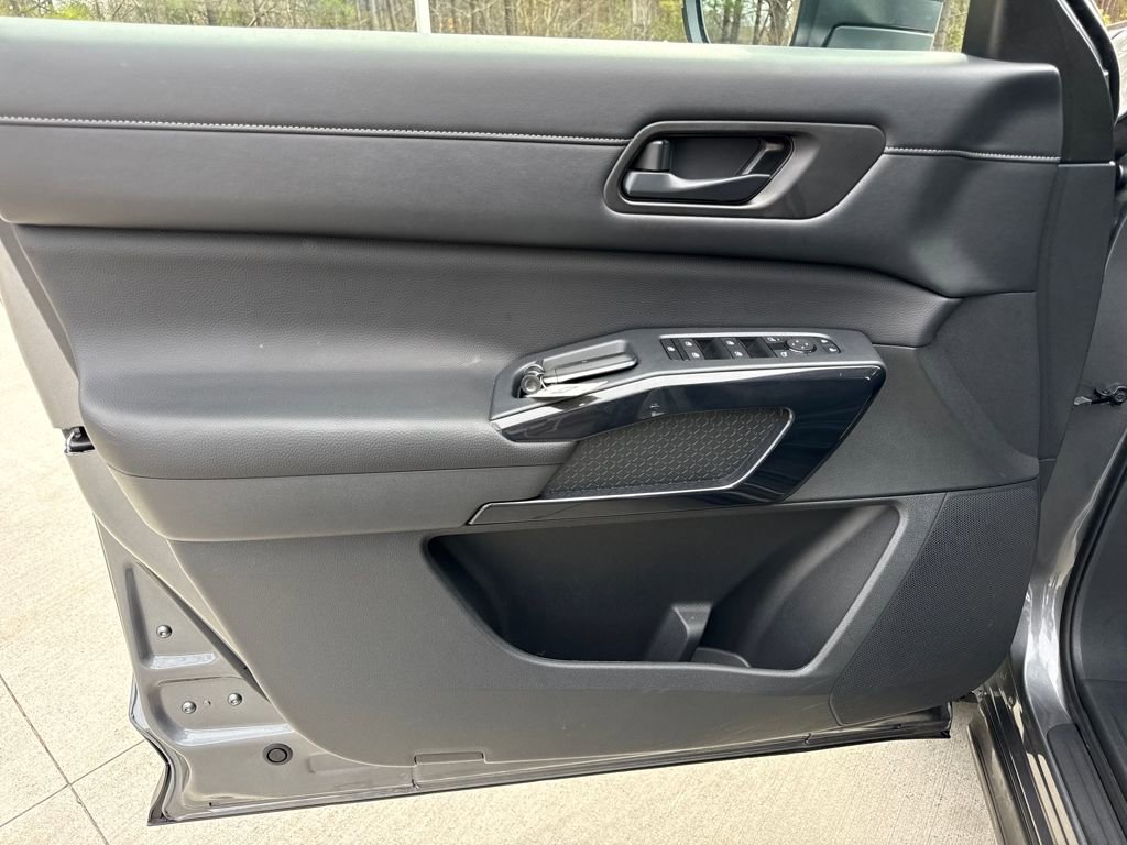 Used 2024 Nissan Pathfinder S image 23