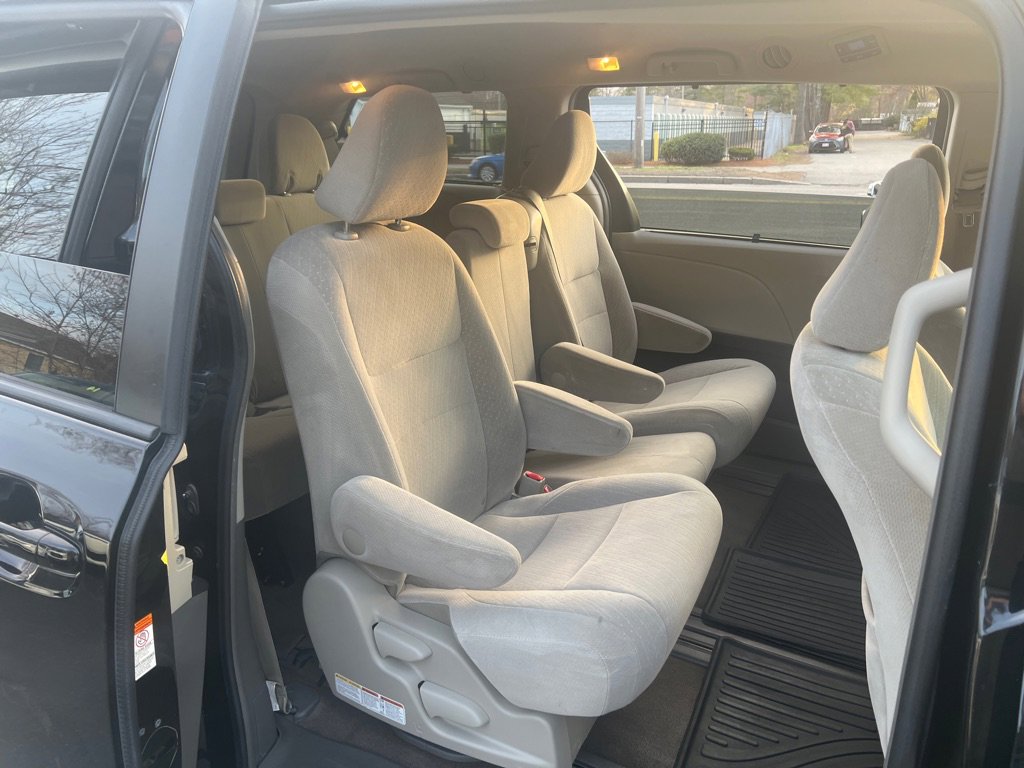 Used 2017 Toyota Sienna LE w/ Protection Package image 16