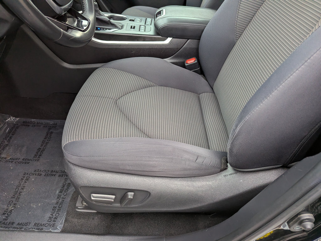 Used 2021 Toyota Highlander LE AWD/4WD image 18