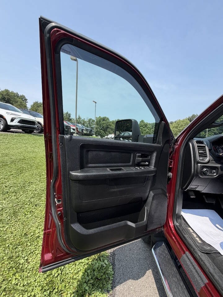 Used 2024 RAM 3500 Tradesman w/ Chrome Appearance Group AWD/4WD image 24