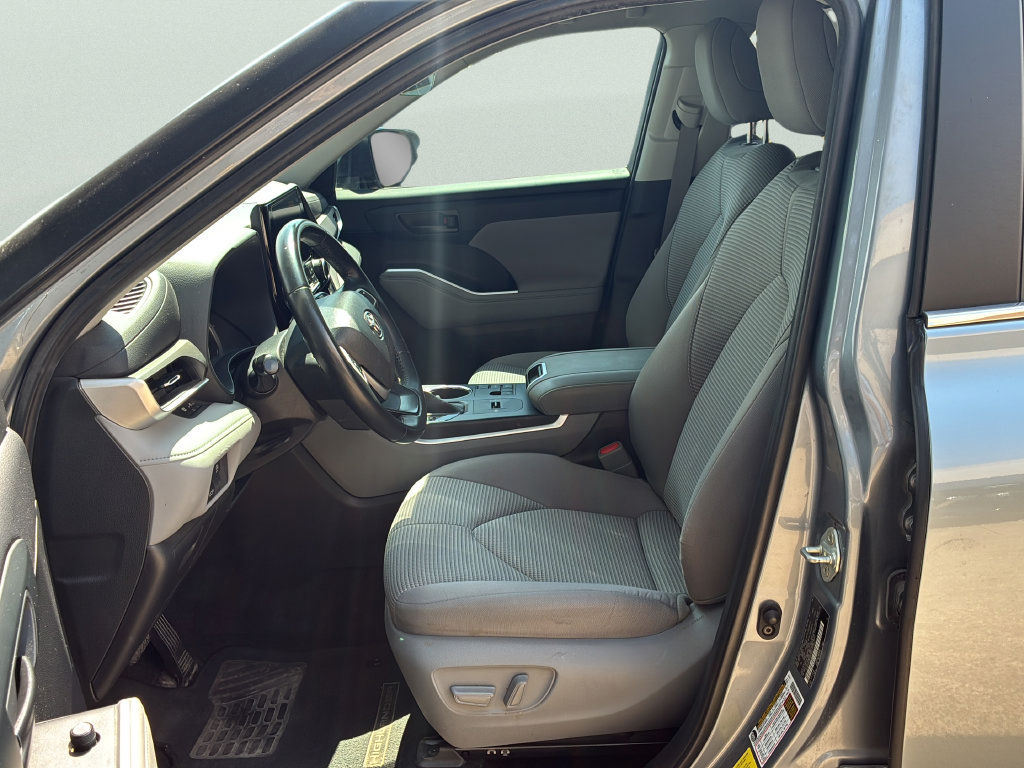 Used 2023 Toyota Highlander LE FWD image 13