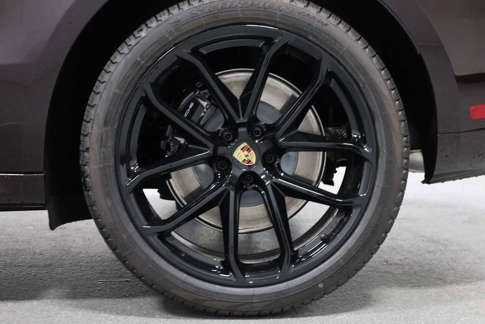 Certified 2025 Porsche Macan GTS image 39