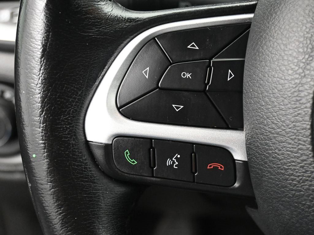 Used 2018 Jeep Renegade Latitude w/ Cold Weather Group image 16