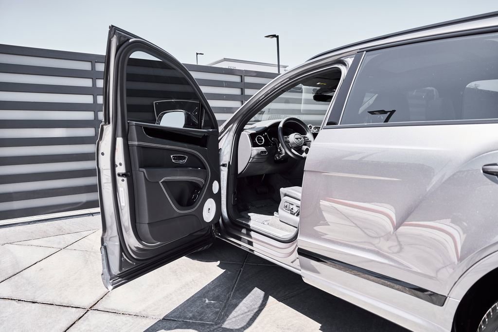 Used 2024 Bentley Bentayga AWD/4WD image 28
