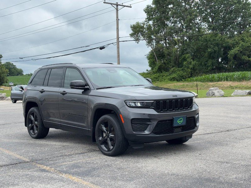 Used 2023 Jeep Grand Cherokee Altitude AWD/4WD image 7