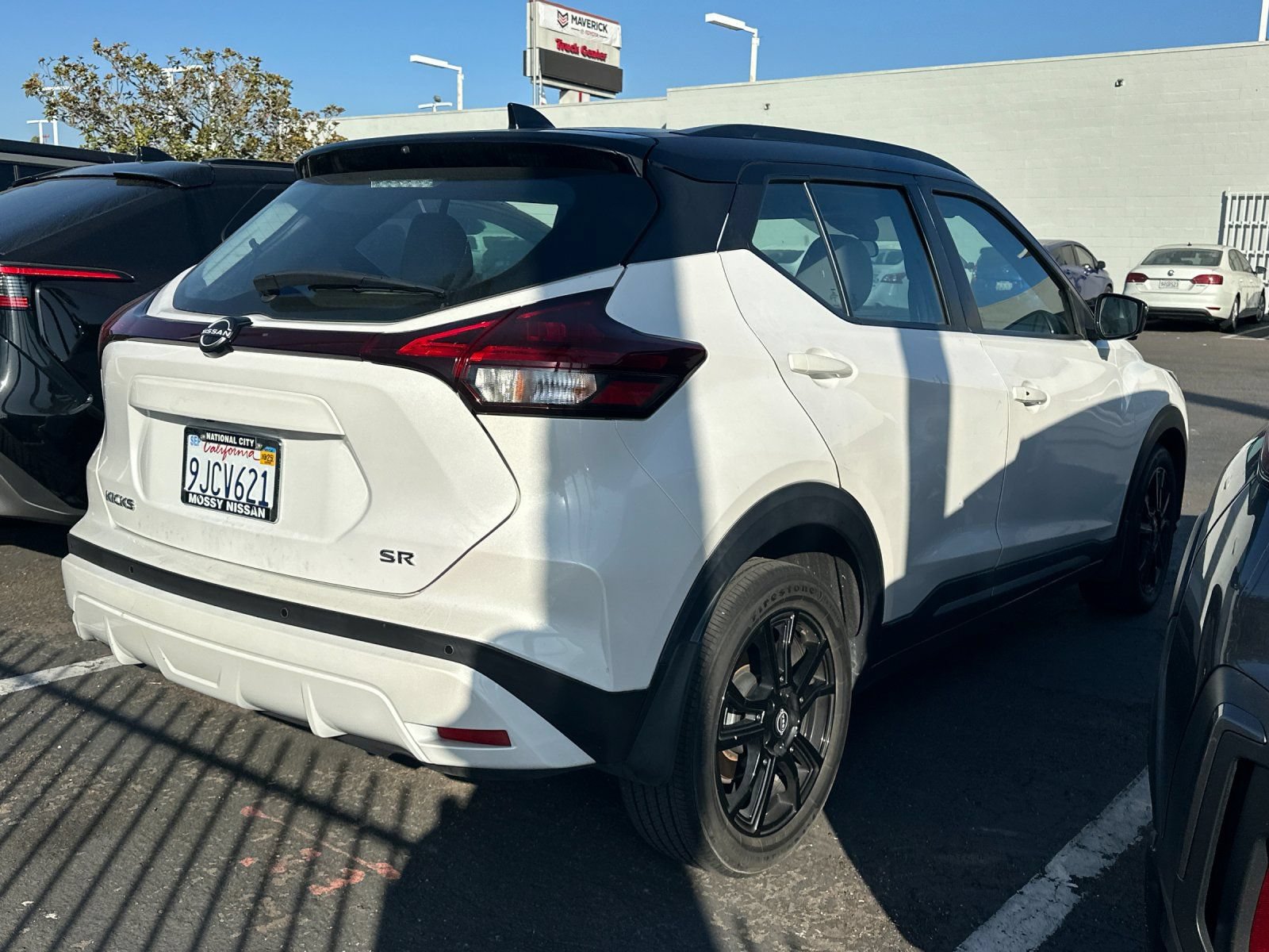 Used 2023 Nissan Kicks SR w/ SR Premium Package FWD image 3