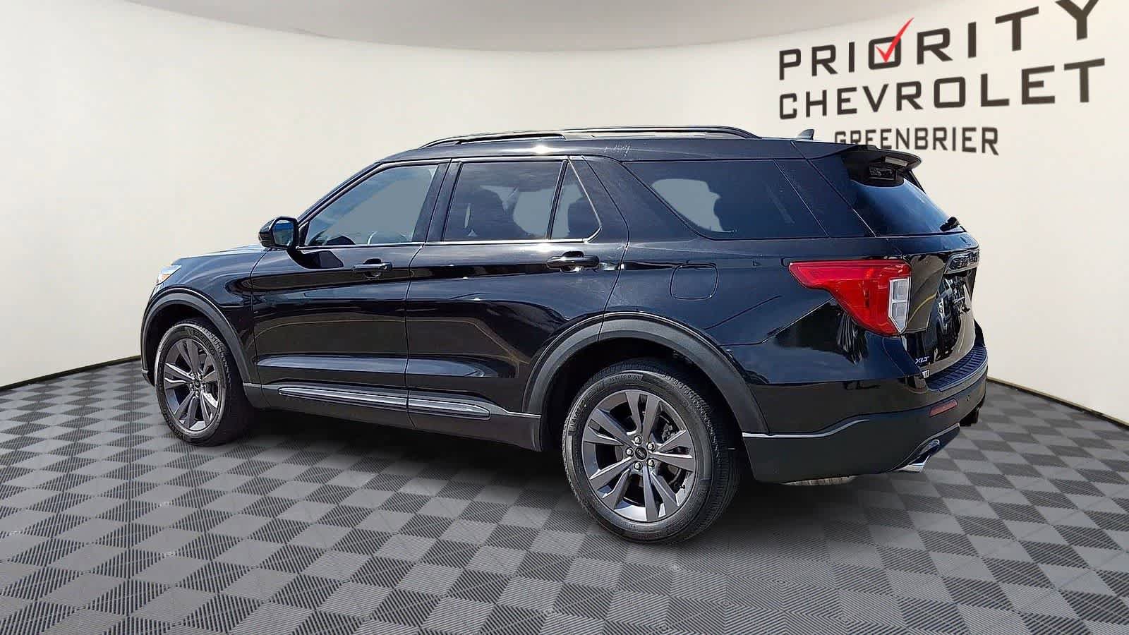 Used 2022 Ford Explorer XLT w/ Equipment Group 202A AWD/4WD image 6