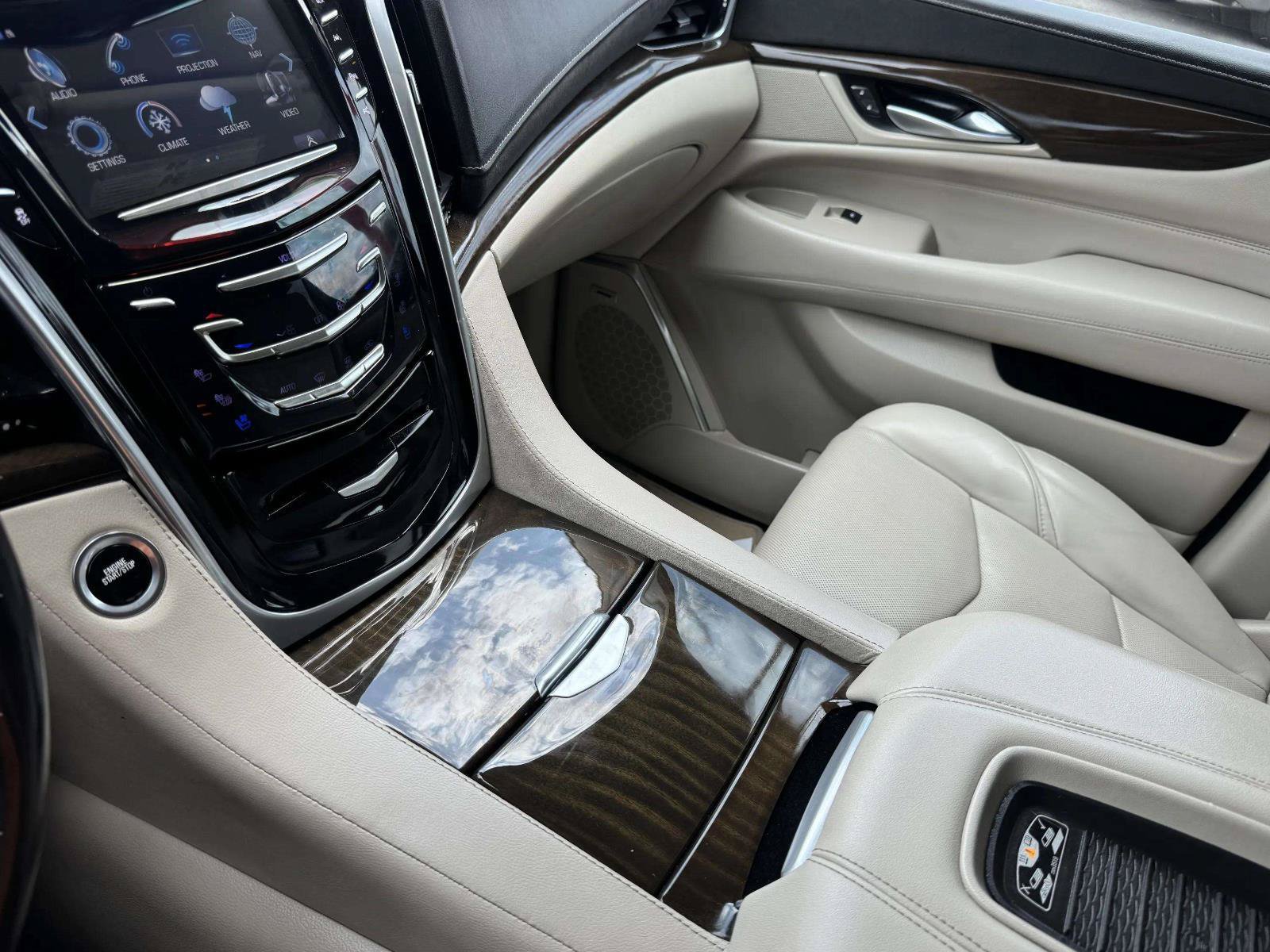 Used 2020 Cadillac Escalade Premium Luxury AWD/4WD image 34