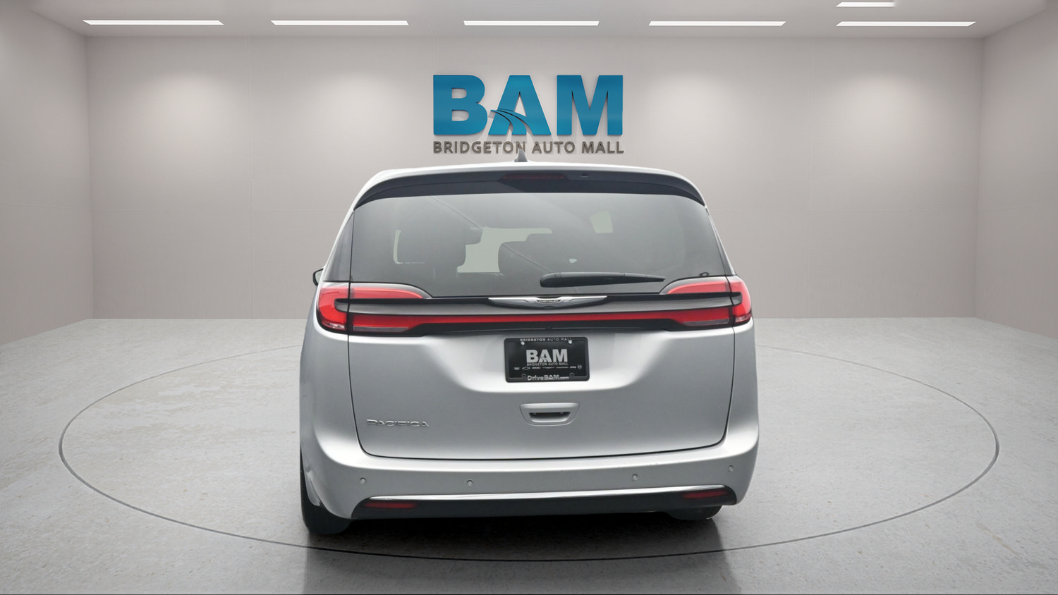 Used 2024 Chrysler Pacifica Touring-L FWD image 5