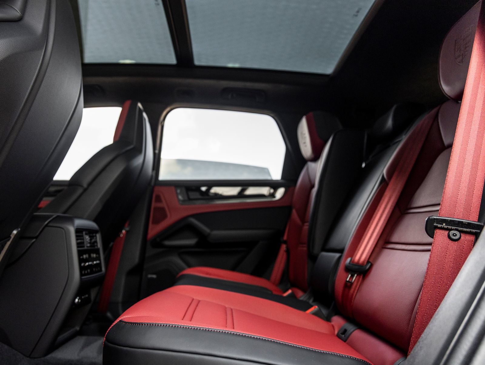 Certified 2025 Porsche Cayenne GTS AWD/4WD image 30