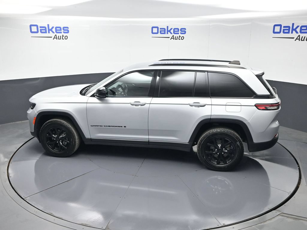 Used 2024 Jeep Grand Cherokee Altitude RWD image 47