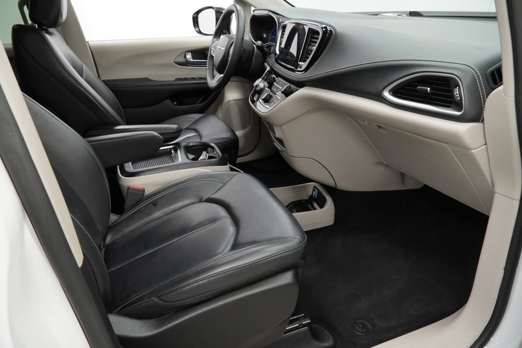 Used 2024 Chrysler Pacifica Limited FWD image 45