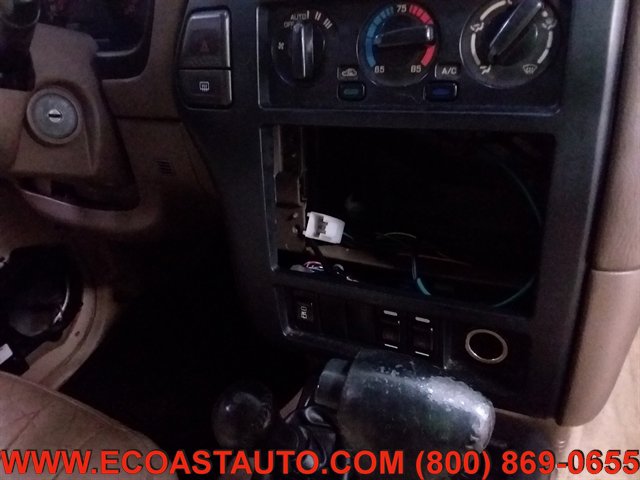 Used 1998 Nissan Pathfinder SE AWD/4WD image 21